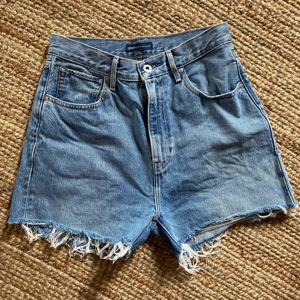 LEVI’S DENIM CUT OFF HIGH WAIST SHORT SZ26